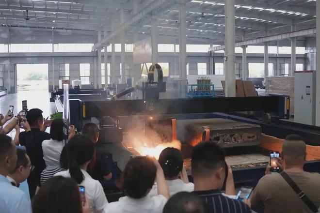 首台20万瓦光纤激光切割机完成签约 龙雕激光开启切割技术新纪元(图10)